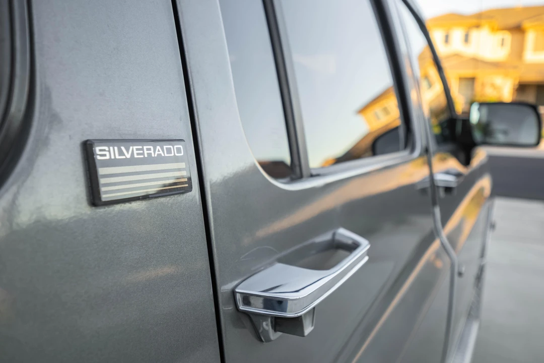 1990 Chevrolet Suburban 7th Gen - Image 23 of 31
