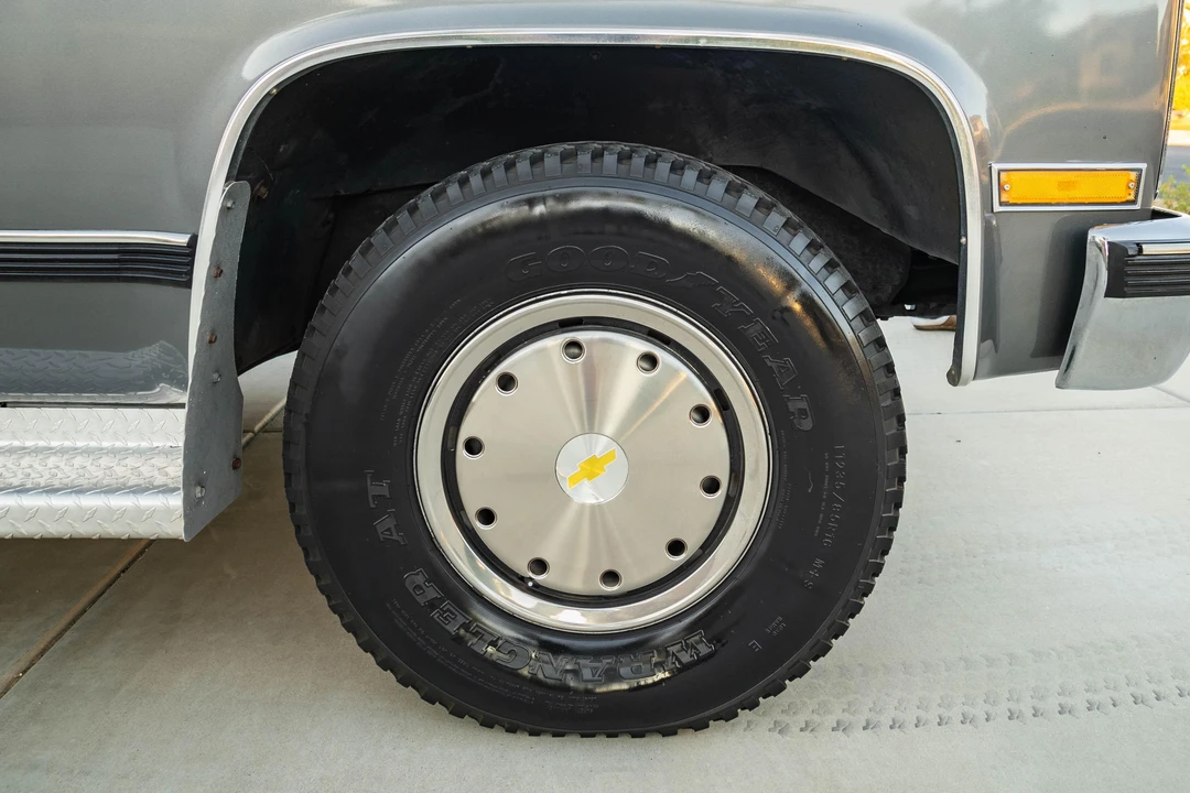 1990 Chevrolet Suburban 7th Gen - Image 30 of 31