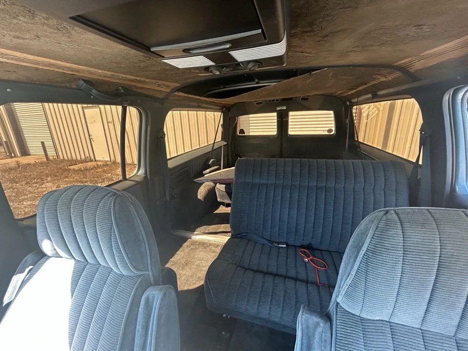 1990 Chevrolet Suburban 7th Gen - Image 10 of 12