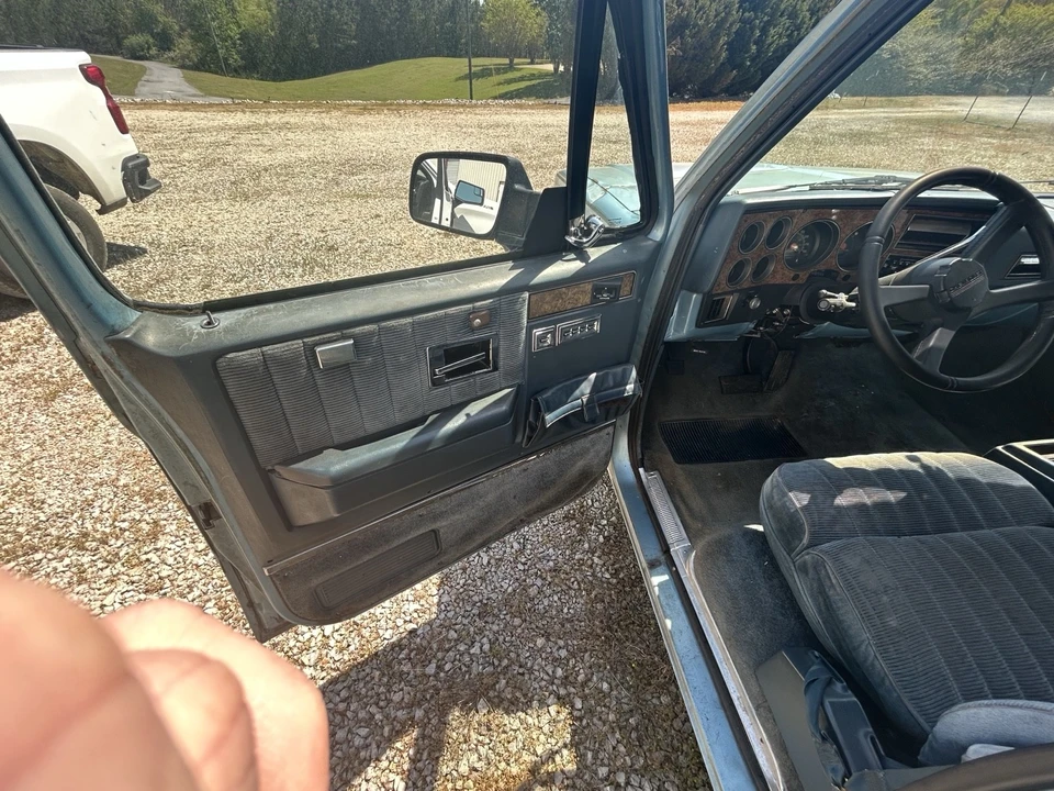 1990 Chevrolet Suburban 7th Gen - Image 9 of 12