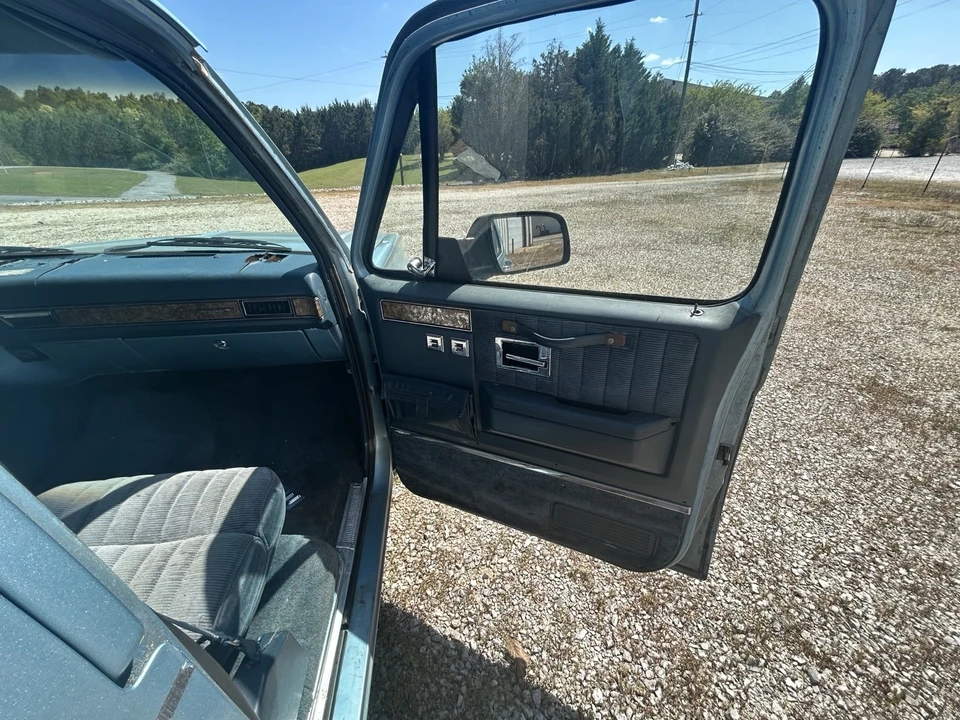 1990 Chevrolet Suburban 7th Gen - Image 11 of 12