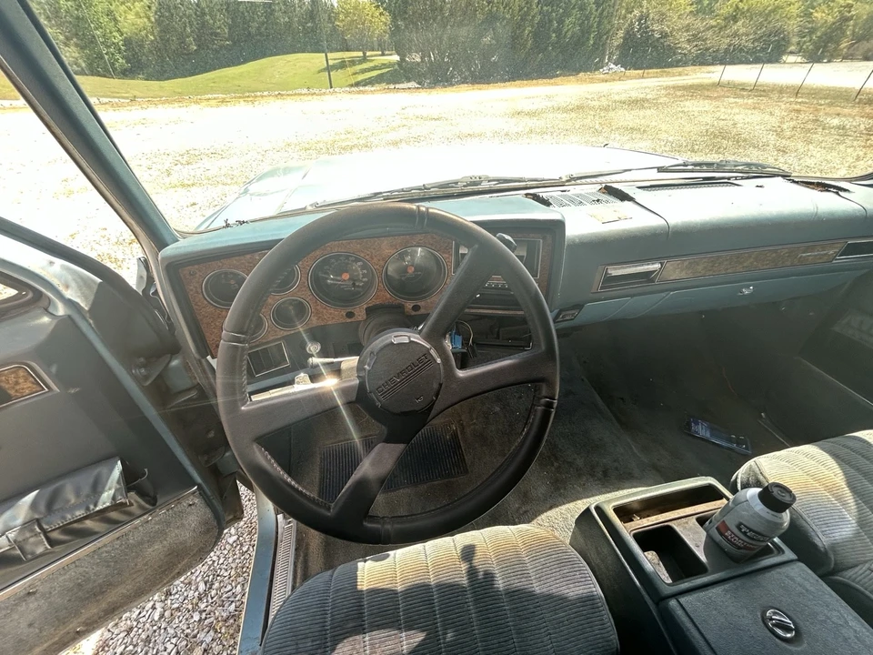1990 Chevrolet Suburban 7th Gen - Image 7 of 12