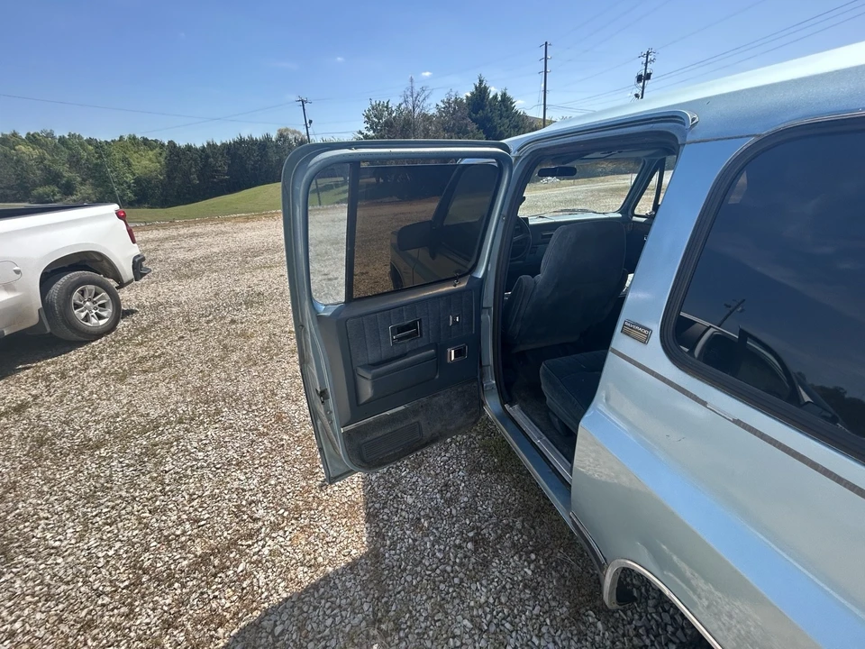 1990 Chevrolet Suburban 7th Gen - Image 5 of 12