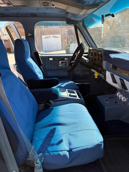 1990 Chevrolet Suburban 7th Gen - Image 9 of 15