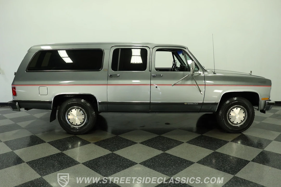 1990 Chevrolet Suburban 7th Gen - Image 11 of 31