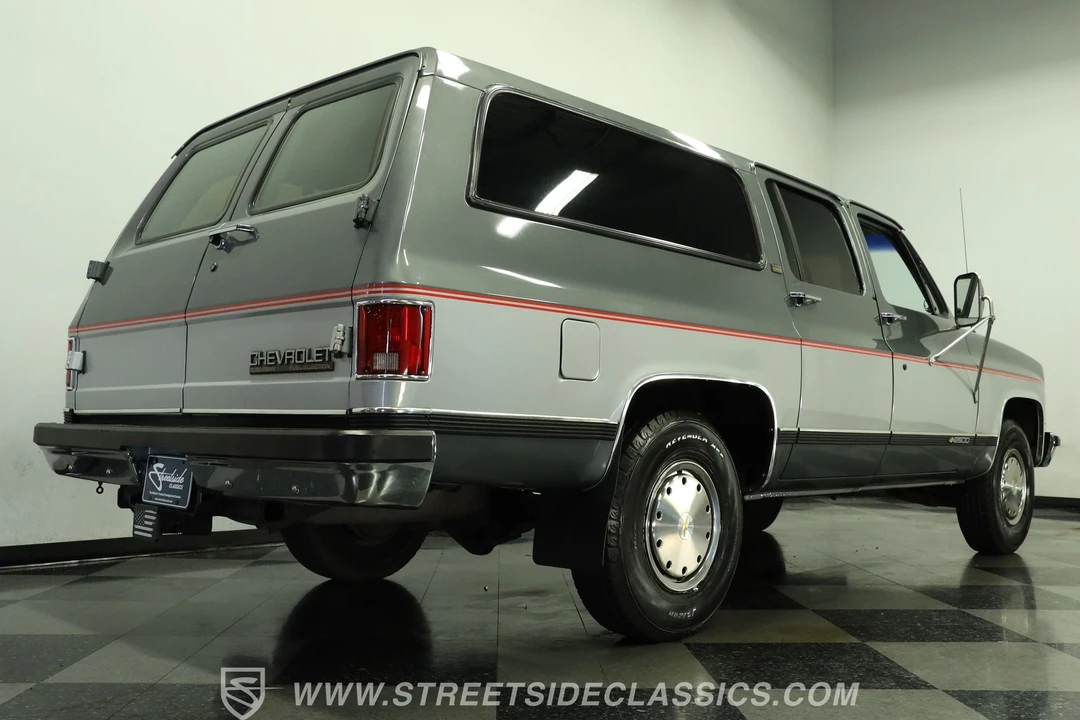 1990 Chevrolet Suburban 7th Gen - Image 17 of 31