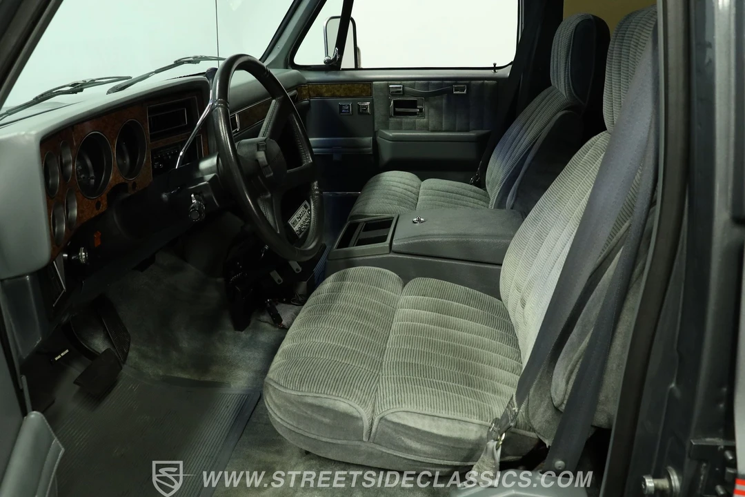 1990 Chevrolet Suburban 7th Gen - Image 21 of 31