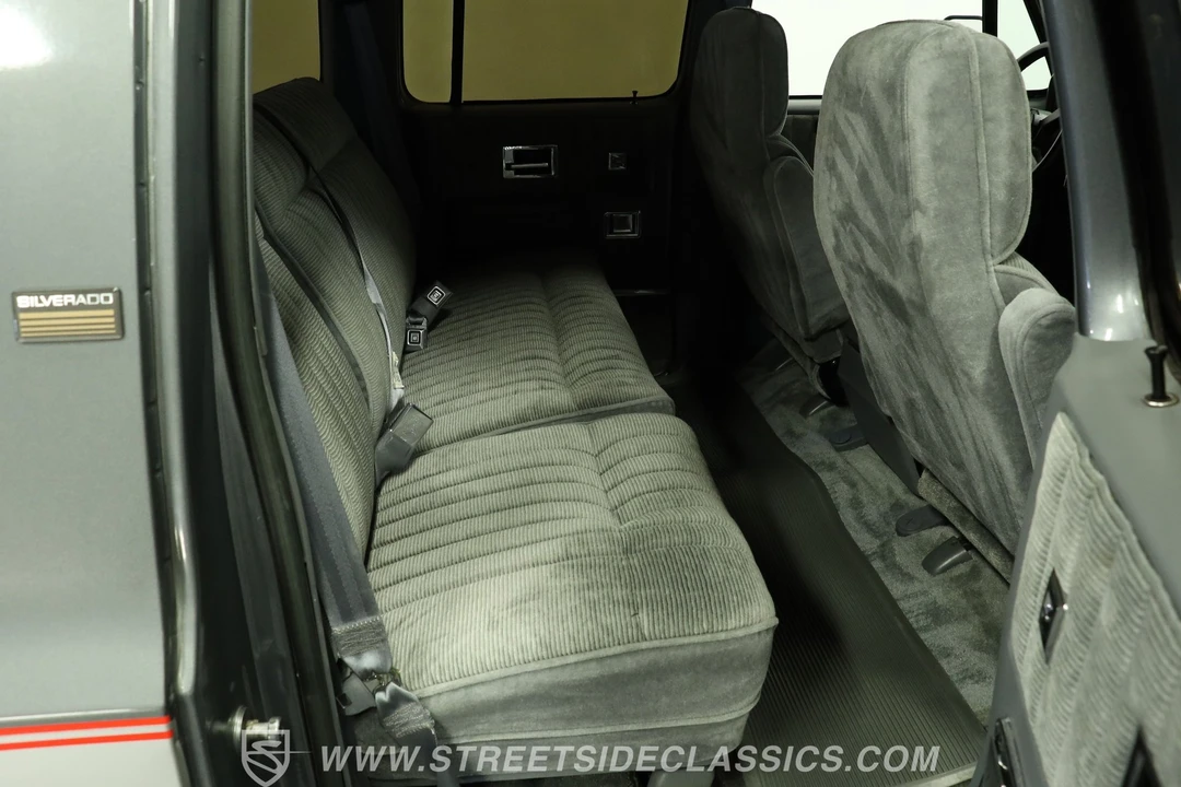 1990 Chevrolet Suburban 7th Gen - Image 26 of 31