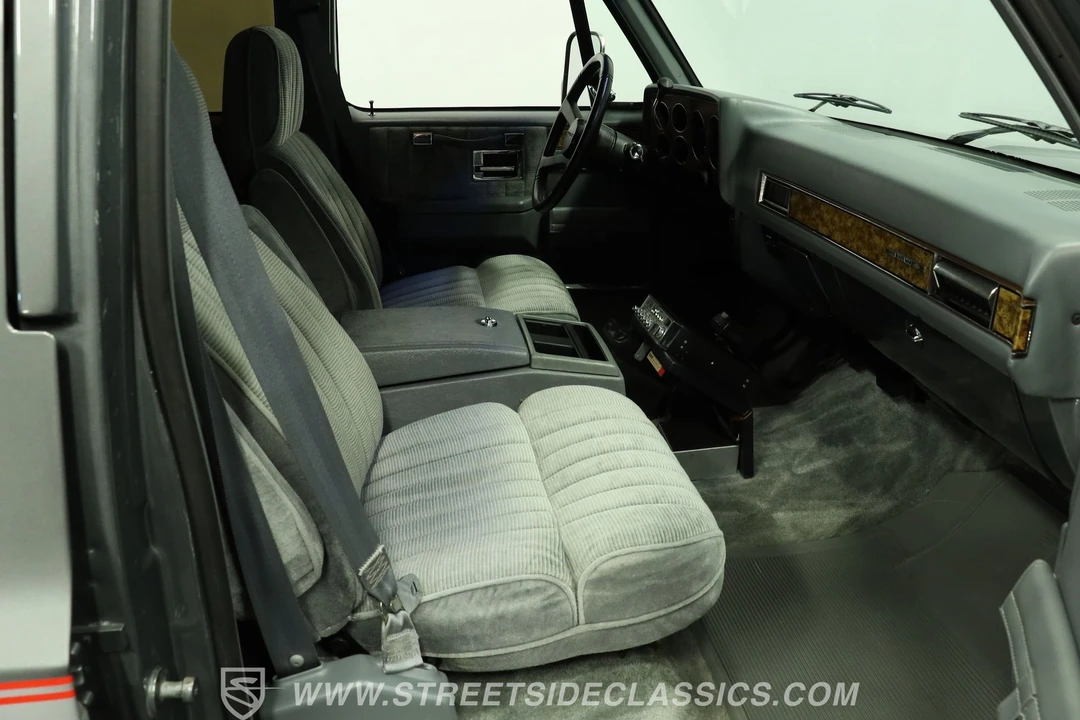 1990 Chevrolet Suburban 7th Gen - Image 27 of 31