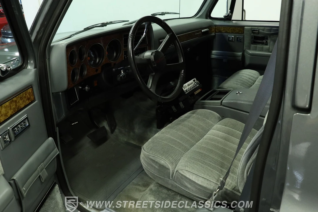1990 Chevrolet Suburban 7th Gen - Image 4 of 31