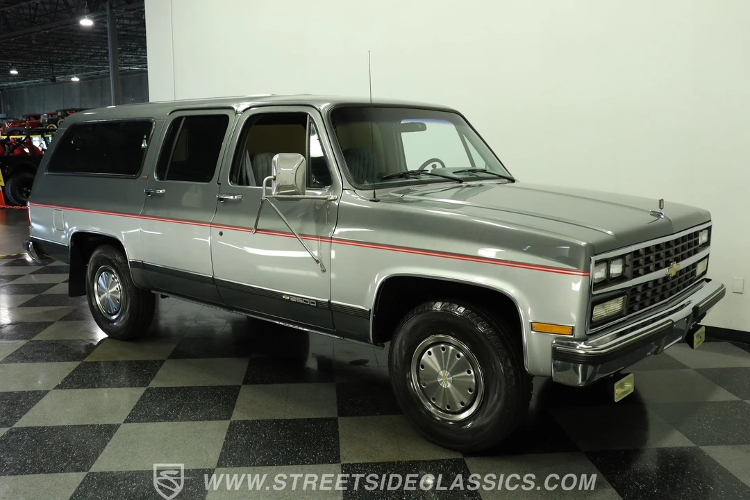 1990 Chevrolet Suburban 7th Gen - Image 9 of 31