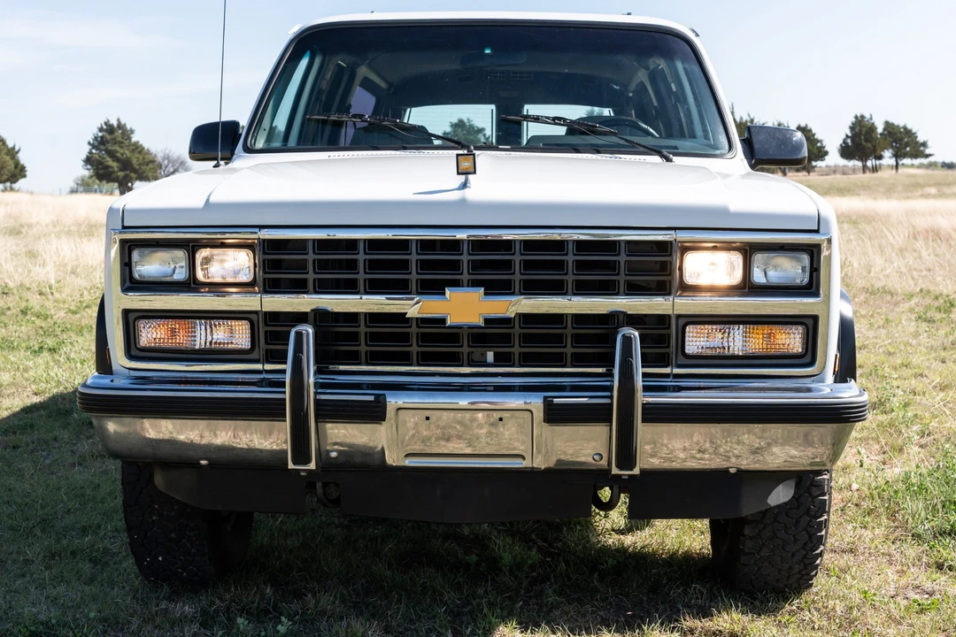 1990 Chevrolet Suburban 7th Gen - Image 9 of 31