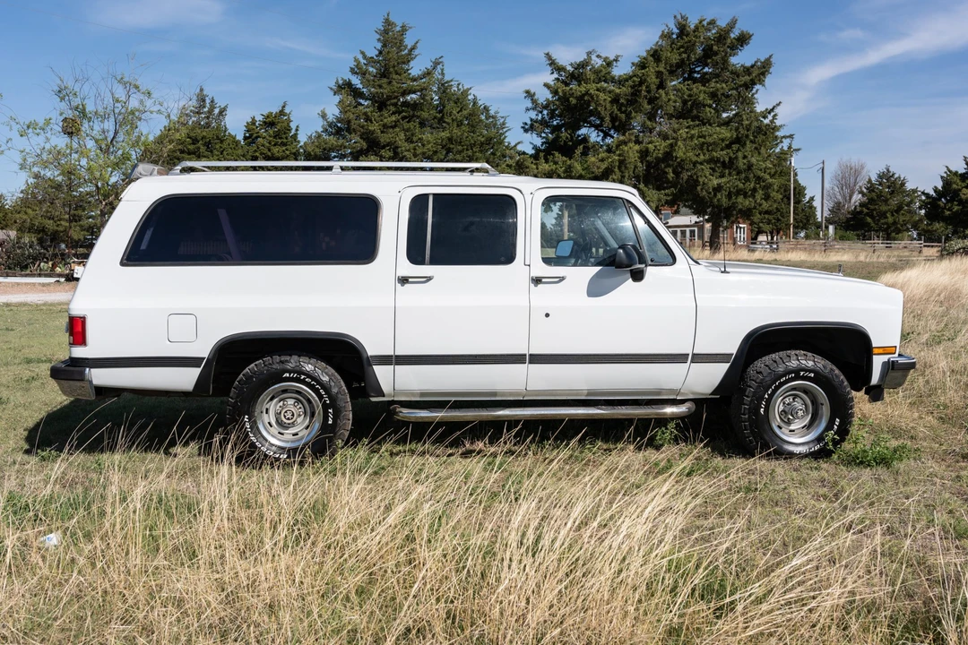 1990 Chevrolet Suburban 7th Gen - Image 4 of 31