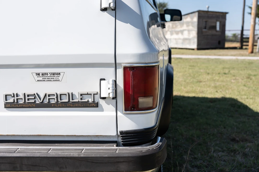 1990 Chevrolet Suburban 7th Gen - Image 20 of 31