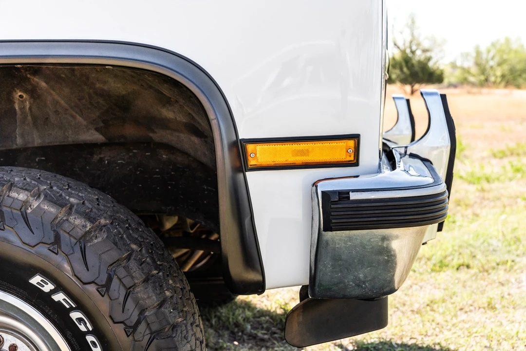1990 Chevrolet Suburban 7th Gen - Image 17 of 31