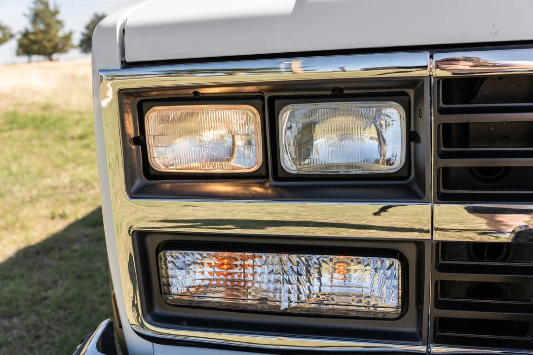 1990 Chevrolet Suburban 7th Gen - Image 12 of 31