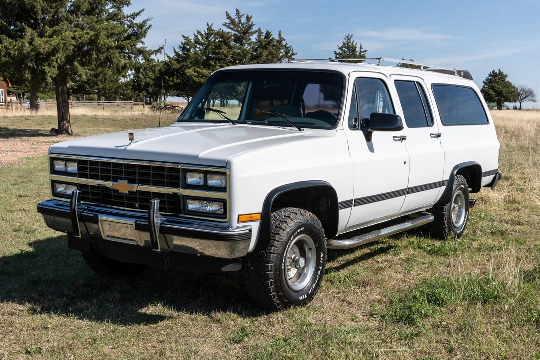 1990 Chevrolet Suburban 7th Gen - Image 8 of 31
