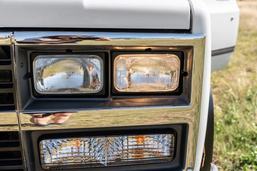 1990 Chevrolet Suburban 7th Gen - Image 13 of 31