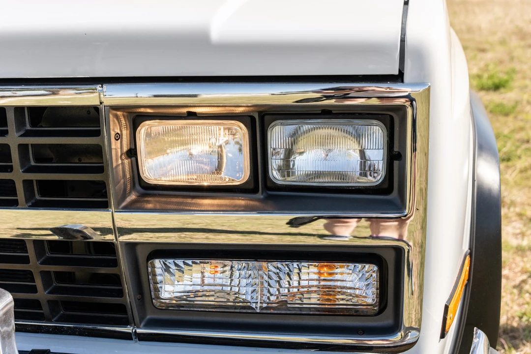 1990 Chevrolet Suburban 7th Gen - Image 11 of 31
