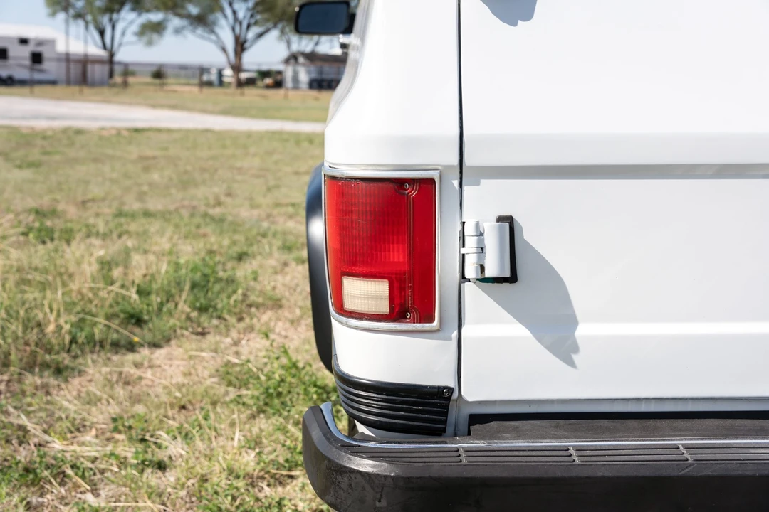 1990 Chevrolet Suburban 7th Gen - Image 19 of 31