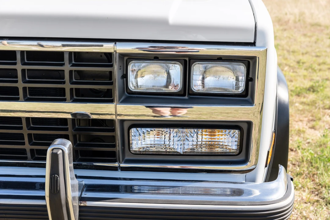 1990 Chevrolet Suburban 7th Gen - Image 15 of 31
