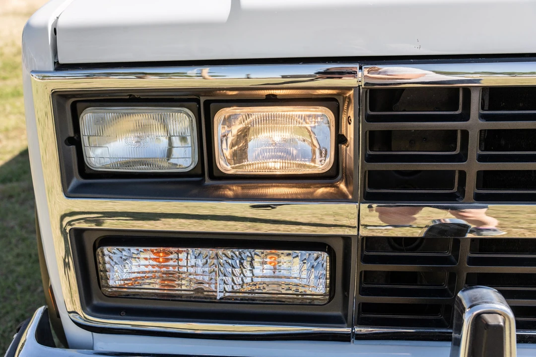 1990 Chevrolet Suburban 7th Gen - Image 10 of 31