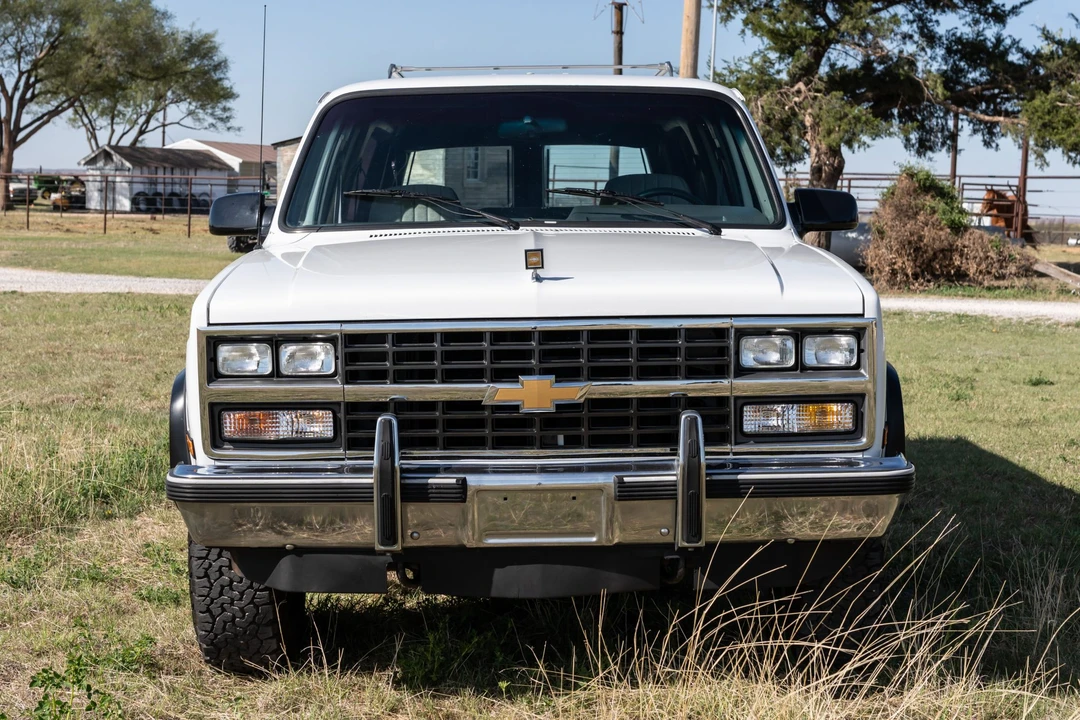 1990 Chevrolet Suburban 7th Gen - Image 2 of 31