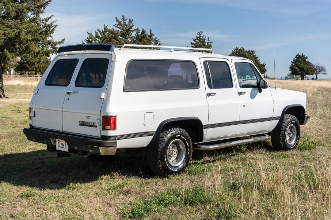 1990 Chevrolet Suburban 7th Gen - Image 5 of 31