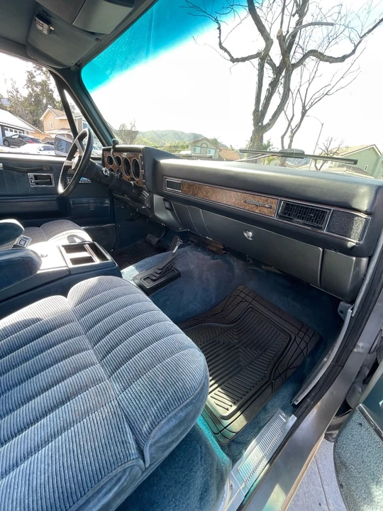 1990 Chevrolet Suburban 7th Gen - Image 8 of 21