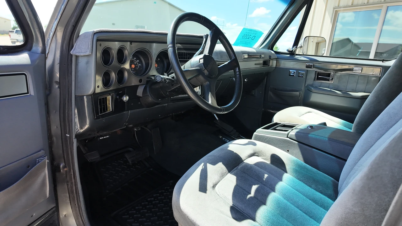 1990 Chevrolet K5 Blazer 2nd Gen - Image 2 of 31