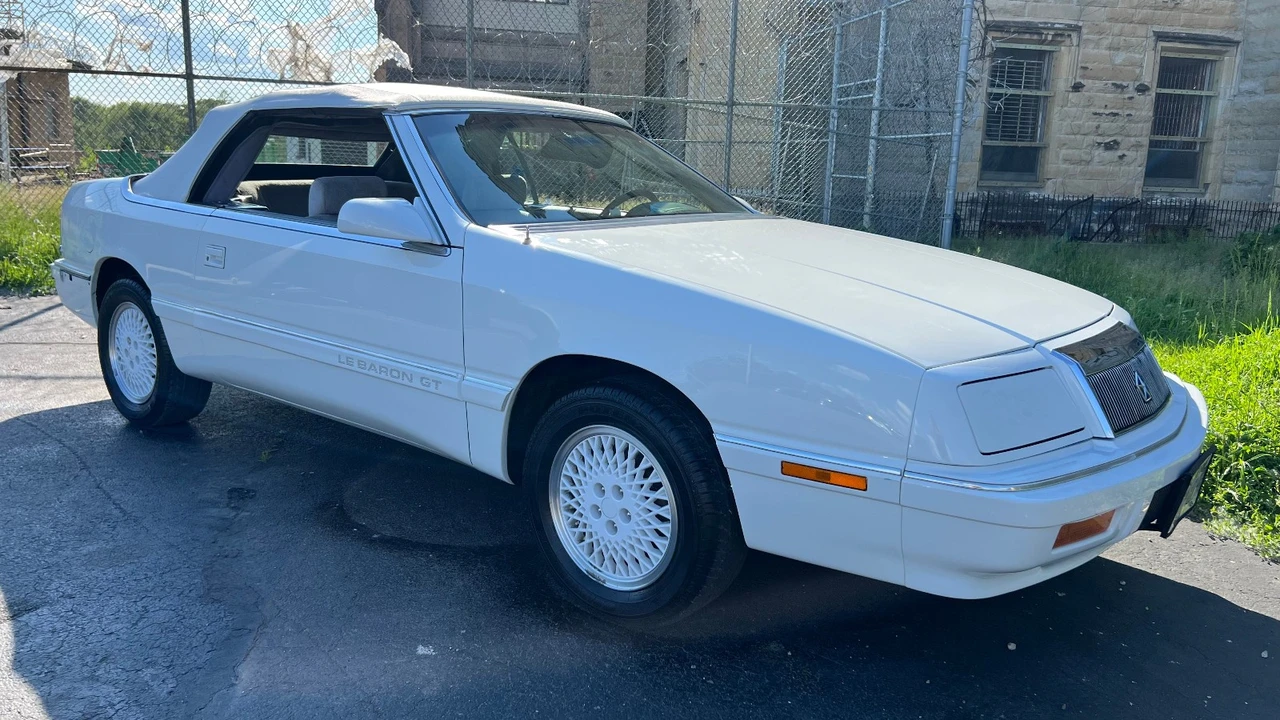 1990 Chrysler LeBaron - Image 5 of 21