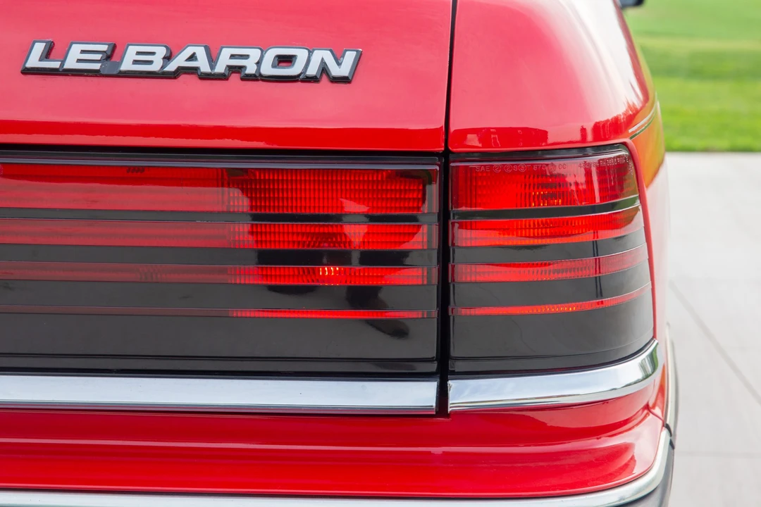 1990 Chrysler LeBaron - Image 25 of 31