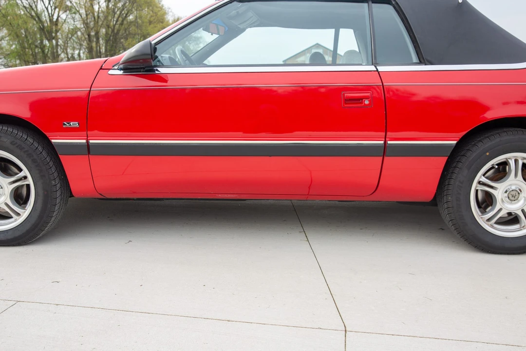 1990 Chrysler LeBaron - Image 18 of 31