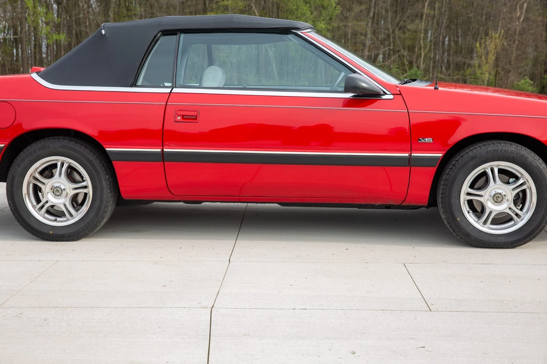 1990 Chrysler LeBaron - Image 19 of 31