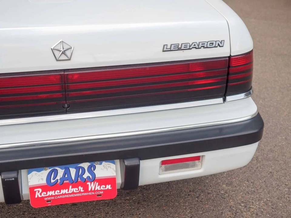 1990 Chrysler LeBaron - Image 29 of 31