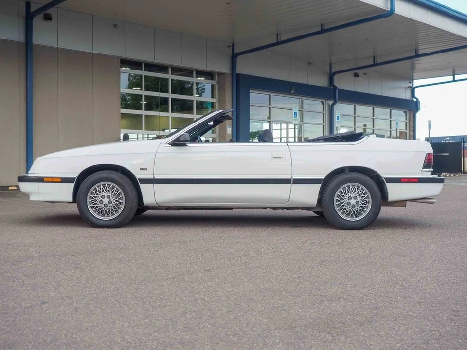1990 Chrysler LeBaron - Image 16 of 31