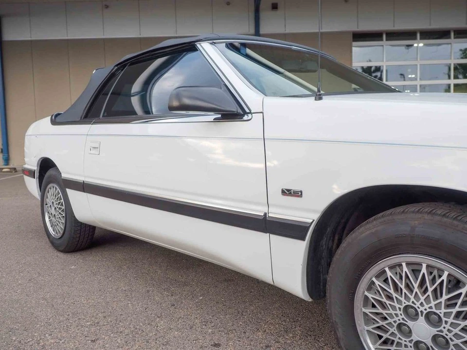1990 Chrysler LeBaron - Image 17 of 31