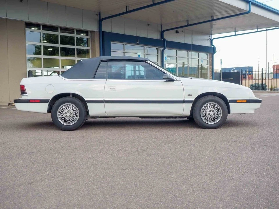 1990 Chrysler LeBaron - Image 15 of 31