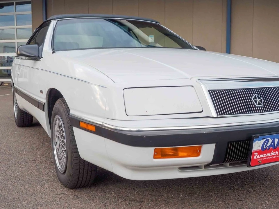 1990 Chrysler LeBaron - Image 21 of 31