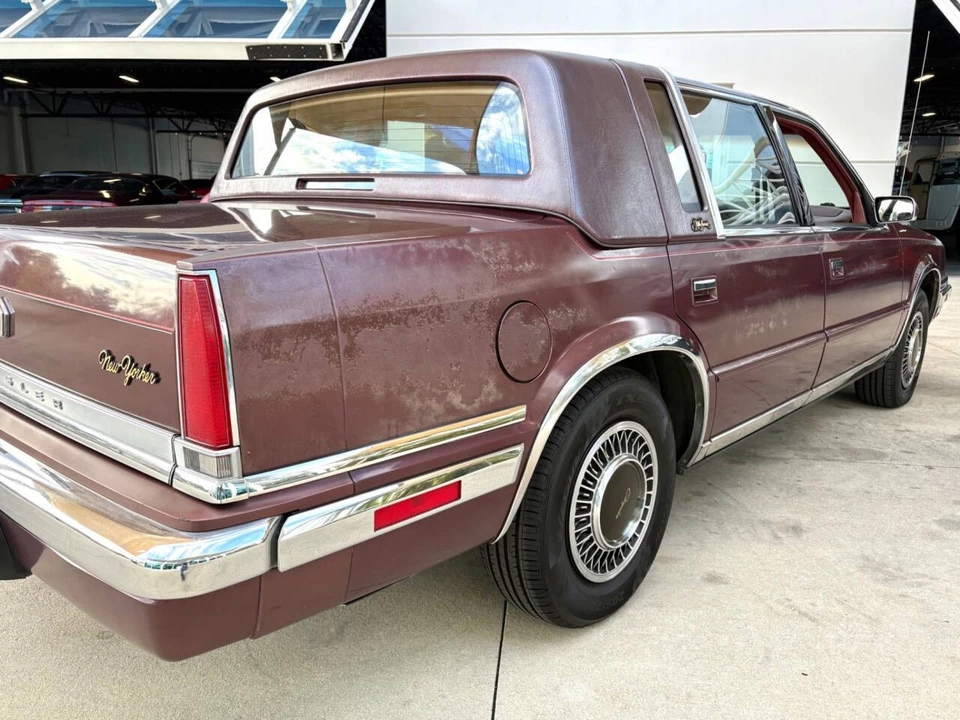 1990 Chrysler New Yorker - Image 17 of 31