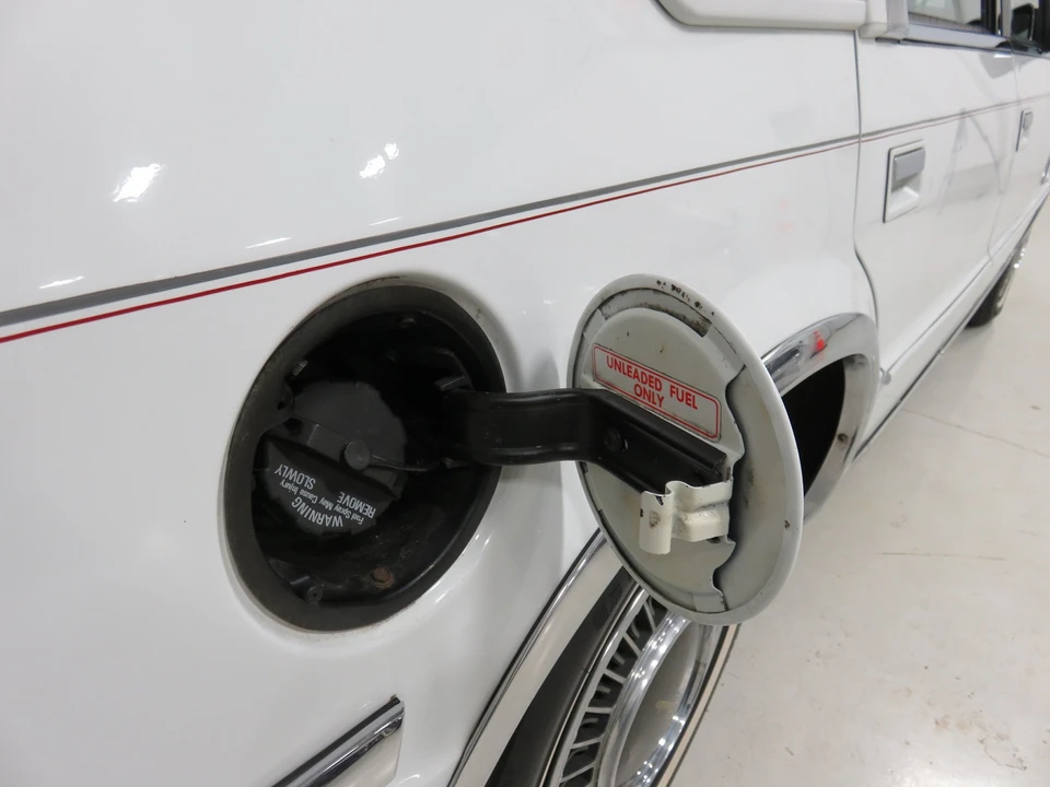 1990 Chrysler New Yorker - Image 25 of 31