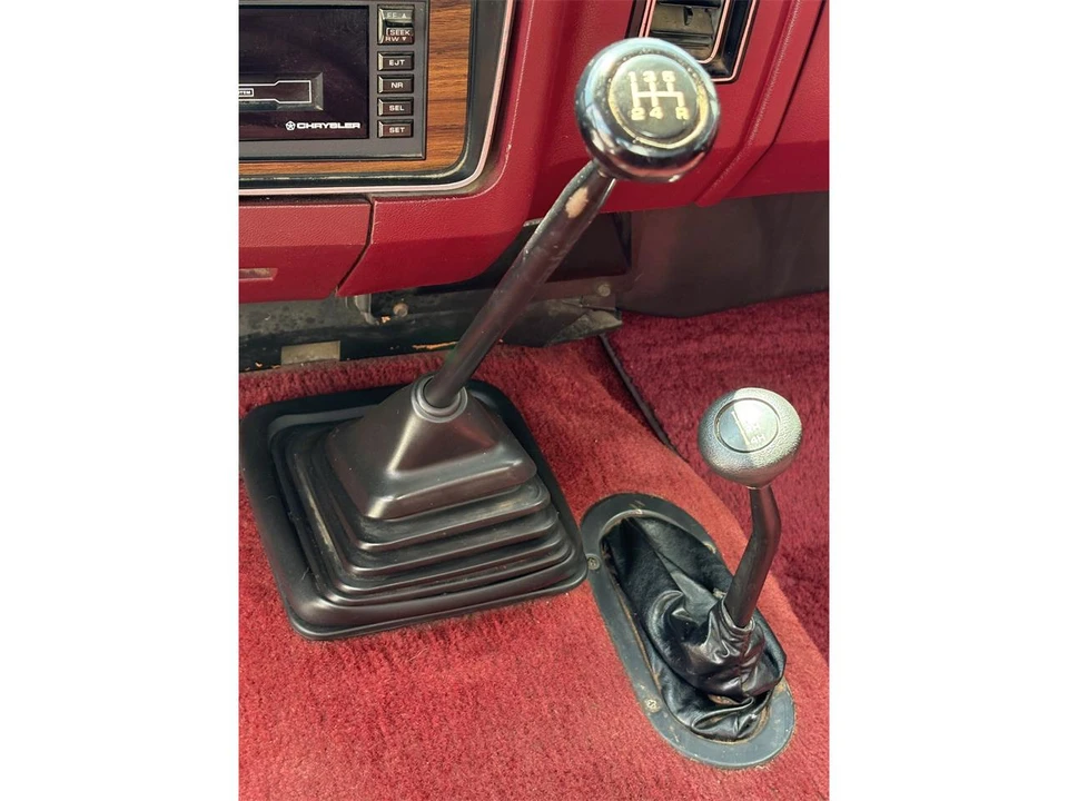1990 Dodge Ram Van - Image 22 of 24