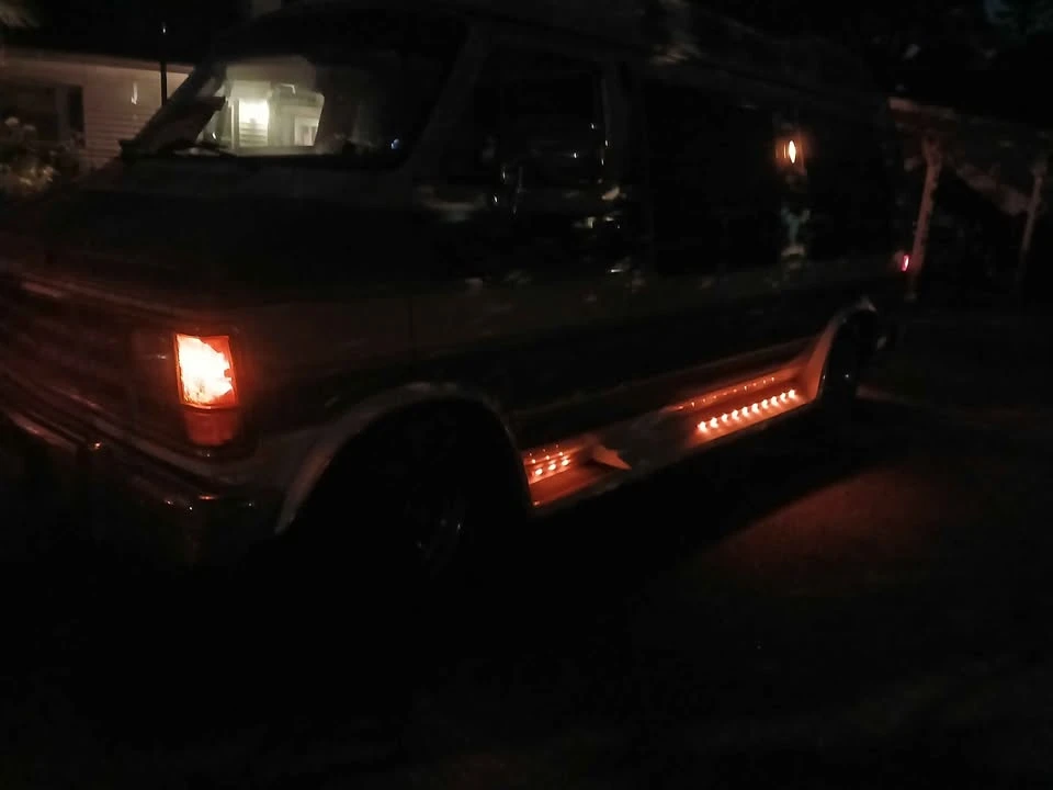 1990 Dodge Ram Van - Image 9 of 11