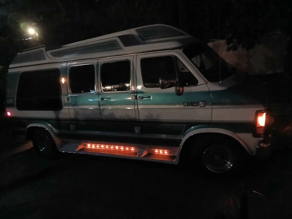 1990 Dodge Ram Van - Image 10 of 11