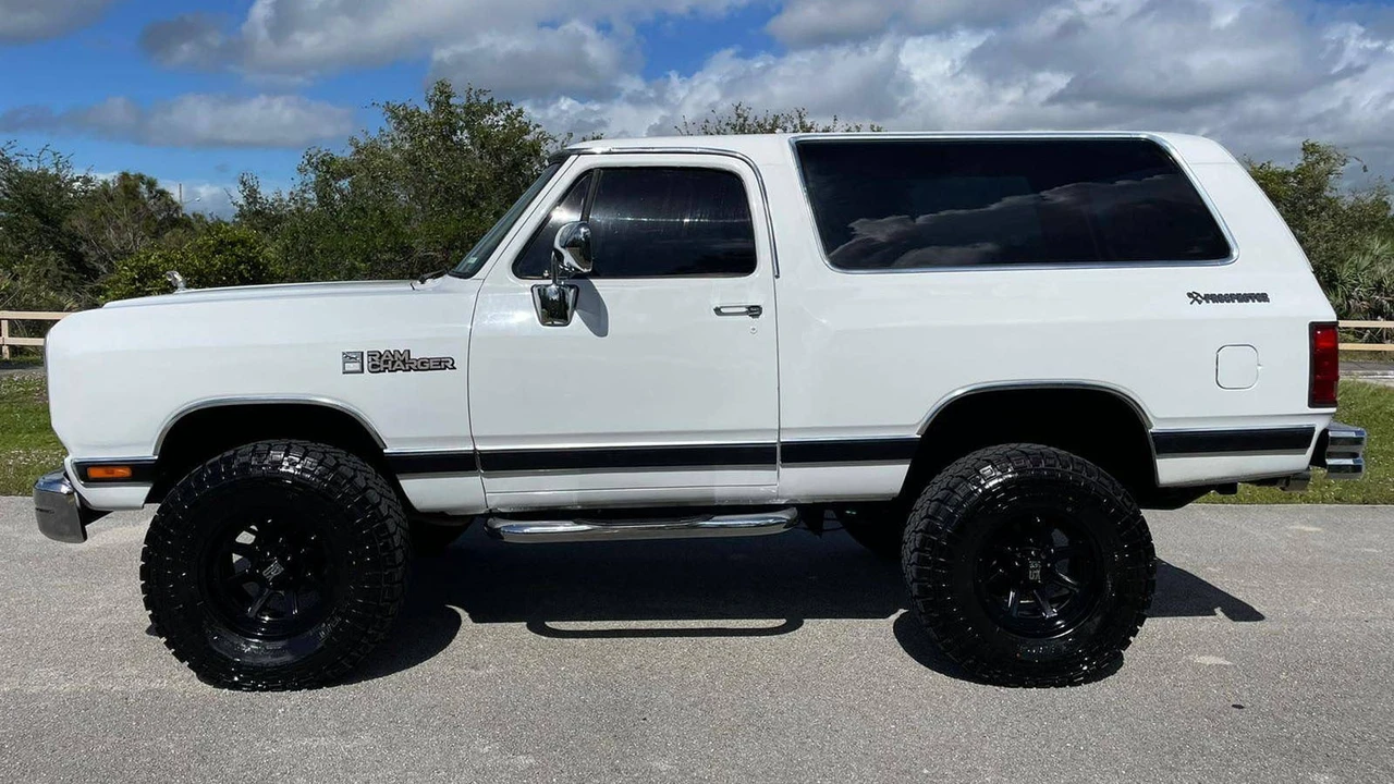 1990 Dodge Ramcharger - Image 2 of 12