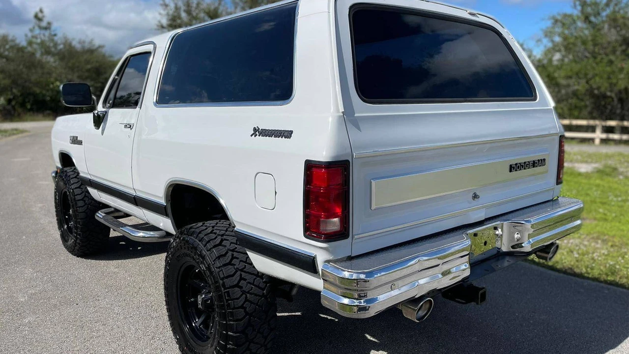 1990 Dodge Ramcharger - Image 3 of 12