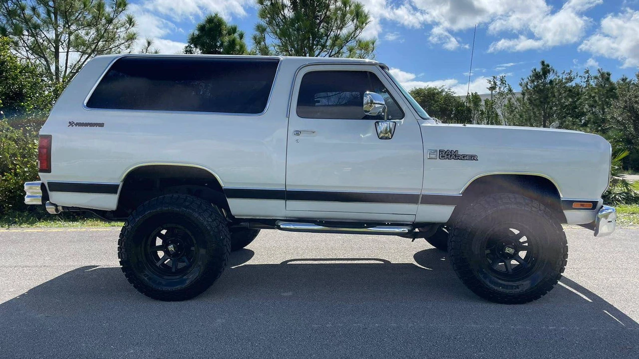 1990 Dodge Ramcharger - Image 11 of 12
