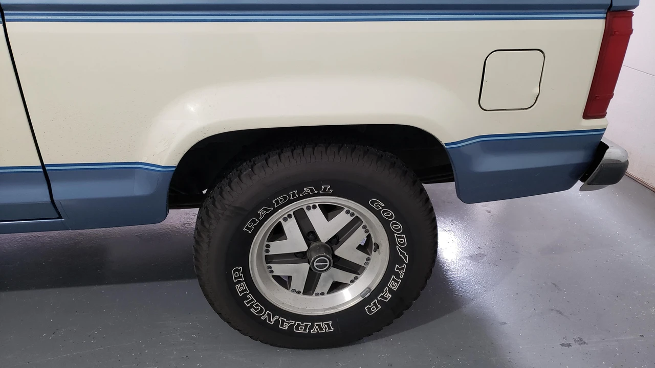 1990 Ford Bronco II - Image 25 of 31