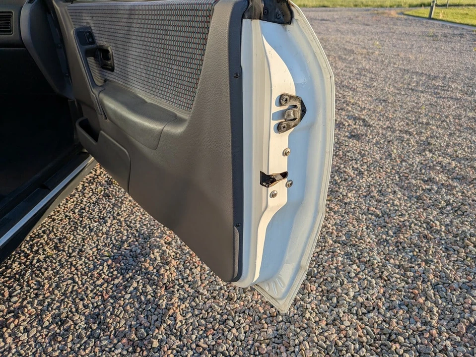 1990 Ford Escort - Image 16 of 30