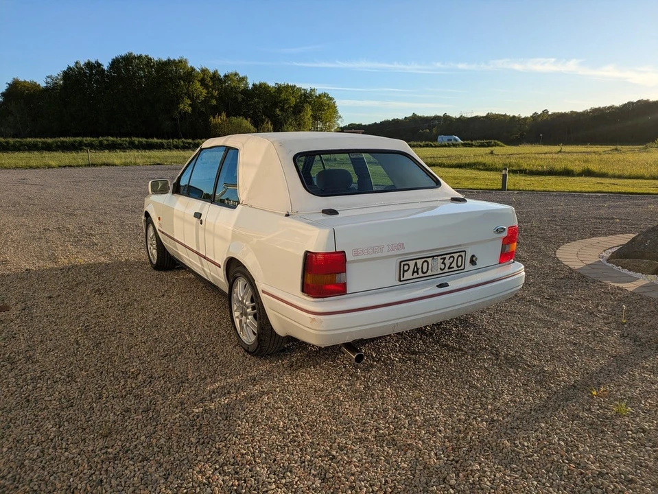 1990 Ford Escort - Image 4 of 30